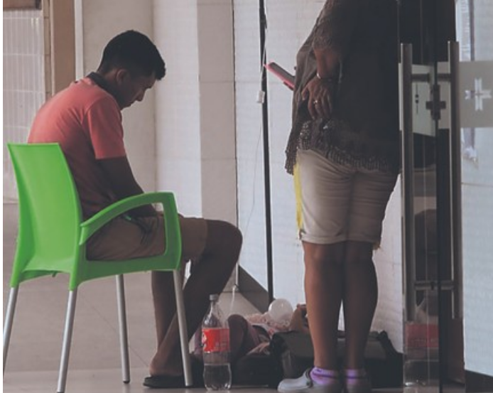 Colapso en el hospital de Niños: pacientes reciben suero hasta en el piso