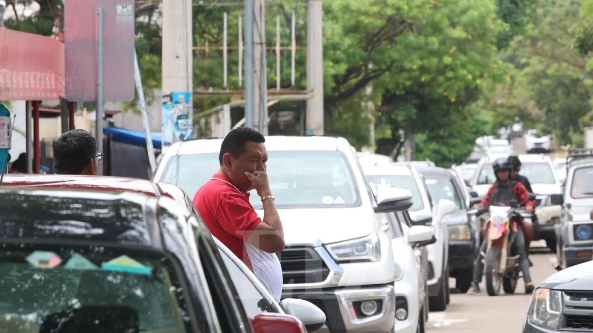 Esperas de hasta 24 horas por gasolina: Continúan las filas en surtidores cruceños