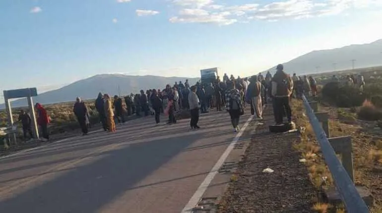 Paro del transporte en Oruro corta el tránsito hacia La Paz por conflictos con el combustible