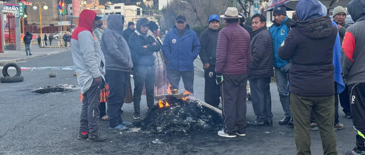 “¡Queremos gasolina!”: Los choferes forman filas por días en los surtidores y crece la molestia