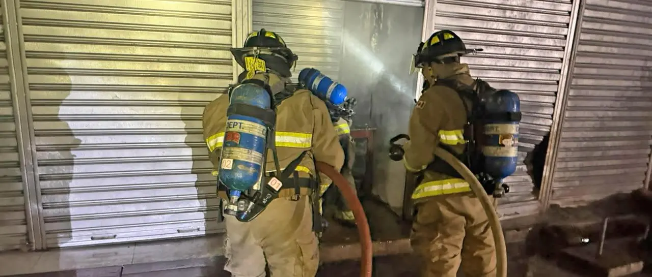 Voraz incendio afecta al menos 10 casetas del nuevo mercado La Ramada y deja serios daños