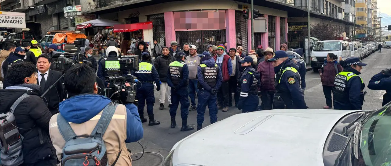 Choferes irrumpen en un acto de la Alcaldía para exigir gasolina; Dockweiler se compromete a buscar a las autoridades