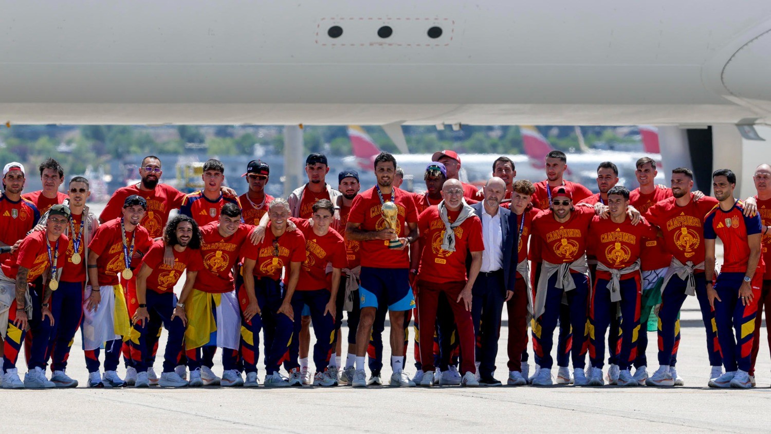 Selección española aterriza en Madrid con el trofeo de campeones del mundo