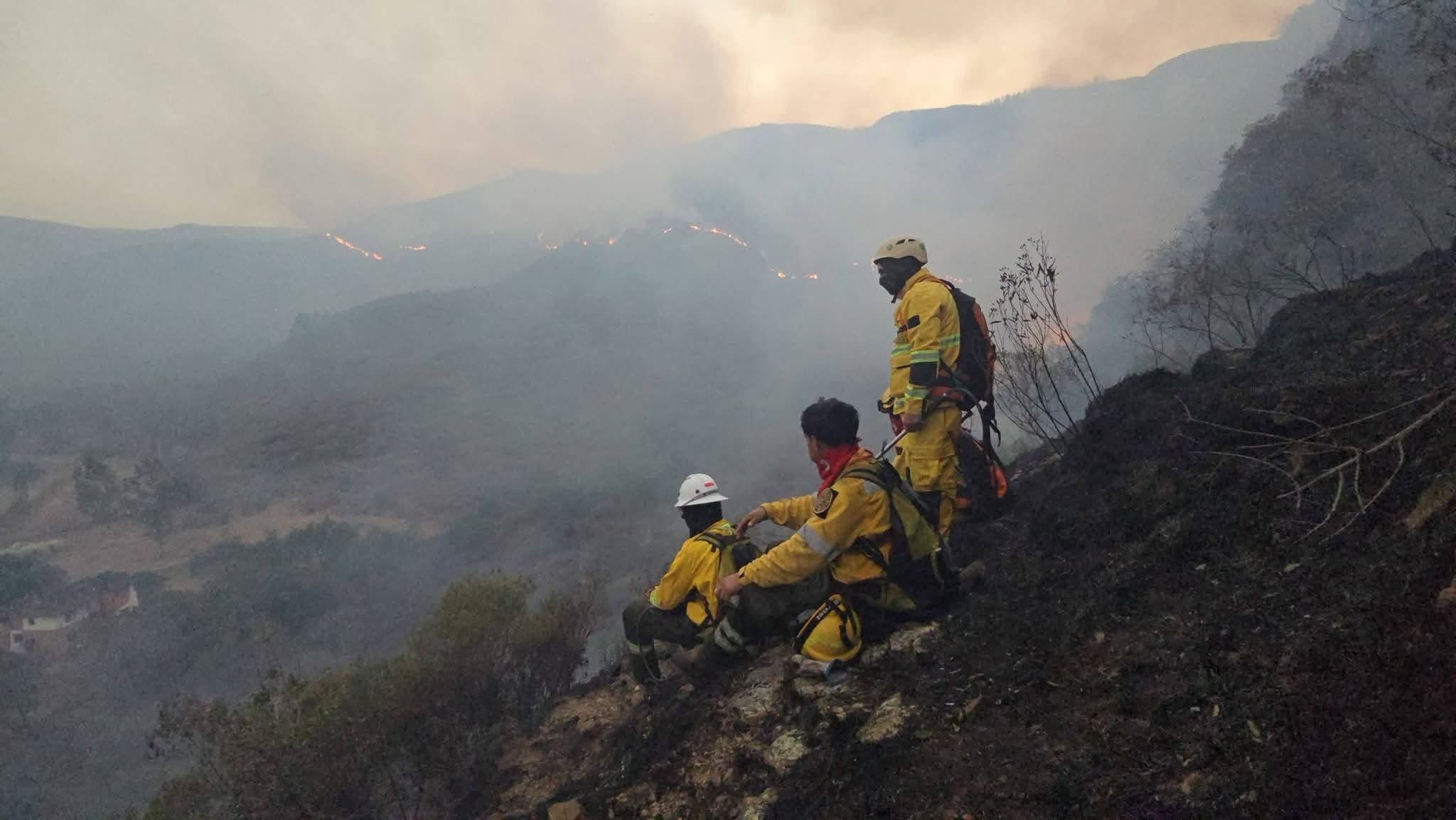 FUEGO AVANZA EN SAMA: LOS FUERTES VIENTOS DIFICULTAN LA SOFOCACIÓN Y LAS LLAMAS YA ALCANZAN LA TOMA DE AGUA