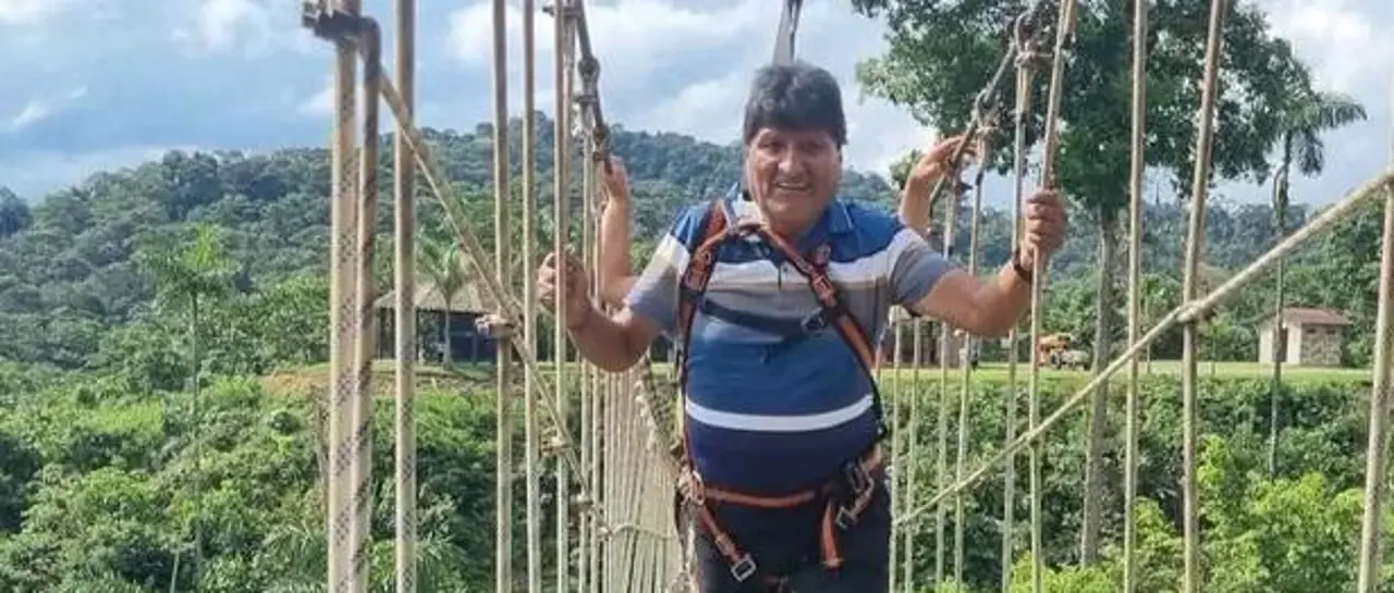 Con dos órdenes de aprehensión en su contra, Evo Morales se muestra paseando en un parque del trópico de Cochabamba