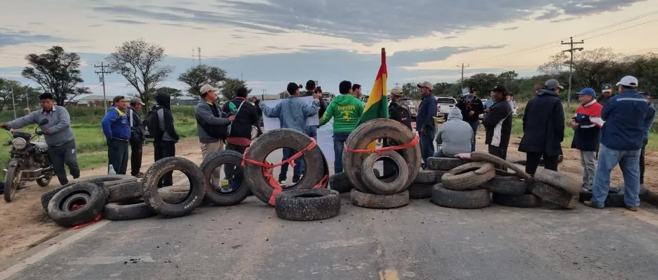 Instalan bloqueos en Santa Cruz en demanda de la abrogación del decreto de diésel
