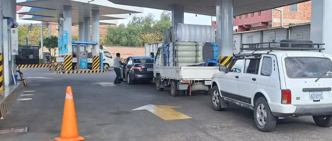Vuelven las filas por gasolina en el eje troncal de Bolivia y provocan embotellamientos en varias zonas