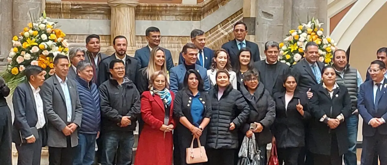 En presencia de gobernadores, Paz promulga la ley que devuelve el pago de prediarios y el bono de vacunación al Gobierno